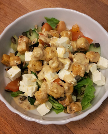 Rezept Gemischter Salat mit Erdnussbutter Dressing und Tofu