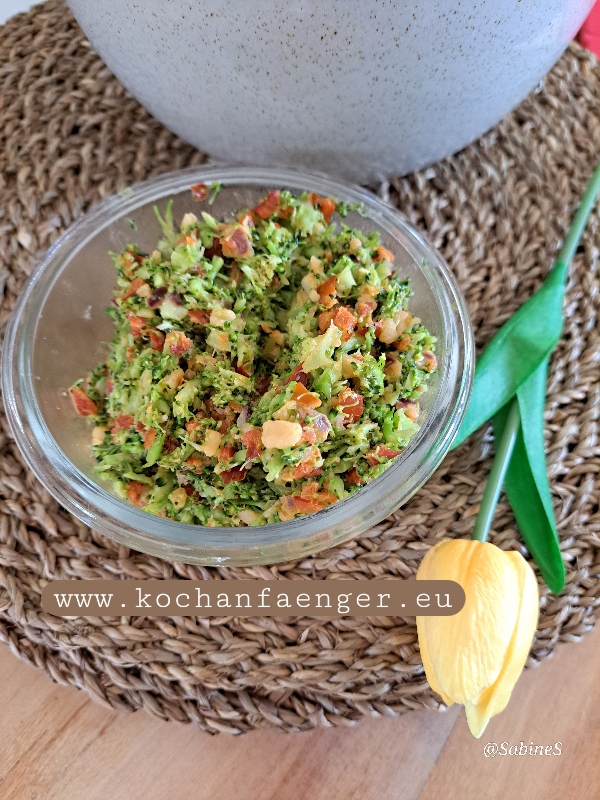 Rezept Brokkoli Salat /Pesto mit Pinienkernen