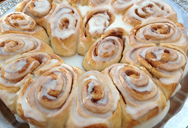 Foto Zimtschnecken aus Teig mitglasierter Zuckerguss-Topping